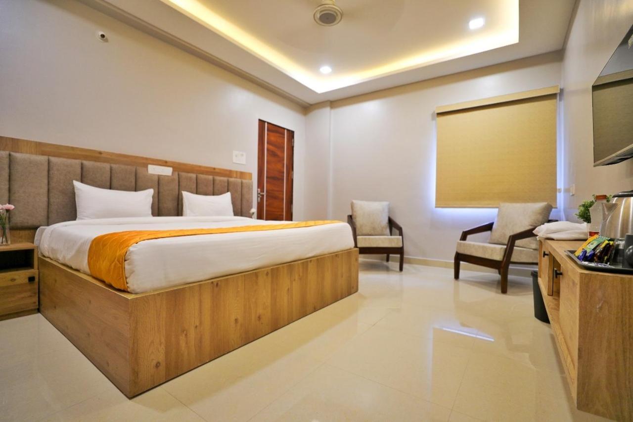 Hotel Ceasta, Beside Us Consulate Hyderabad, Gachibowli Gundipet Экстерьер фото