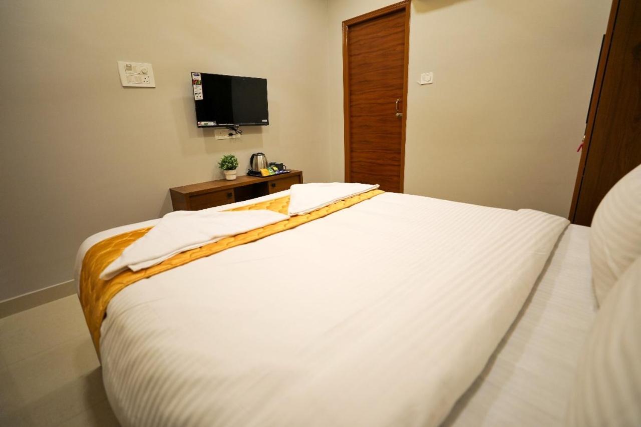 Hotel Ceasta, Beside Us Consulate Hyderabad, Gachibowli Gundipet Экстерьер фото